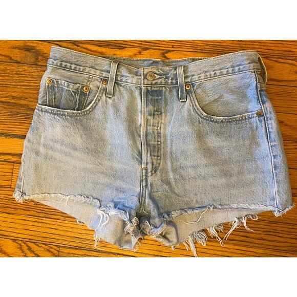 Levi’s 501 Button Fly Cut Off Denim Distressed Jean Shorts Women’s 31 - Picture 2 of 7